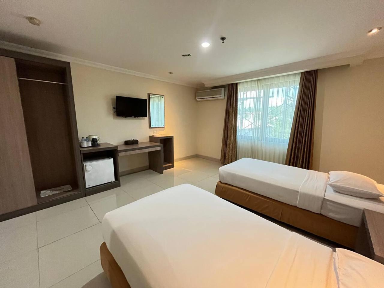 Manise Hotel Ambon Esterno foto