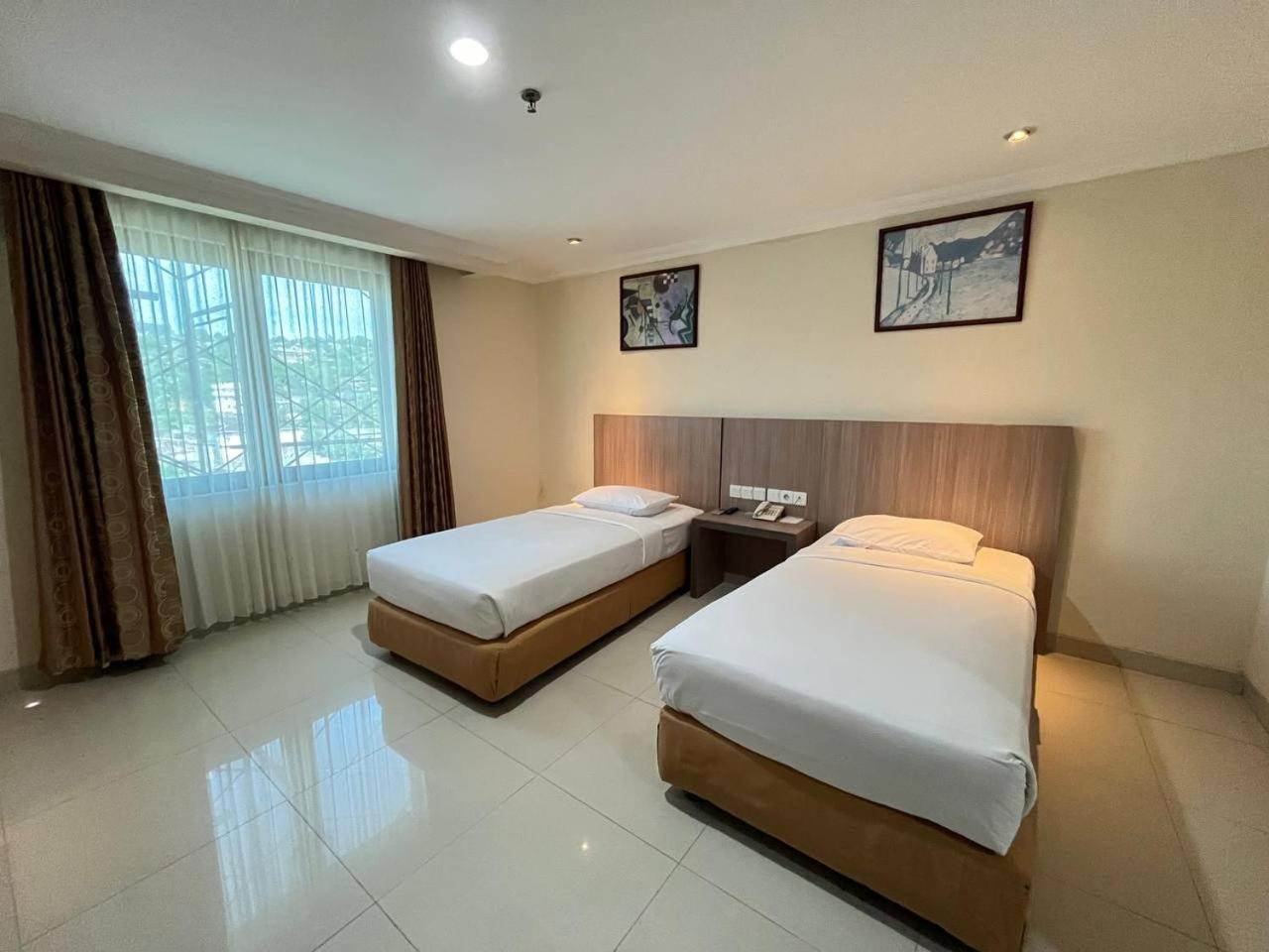 Manise Hotel Ambon Esterno foto