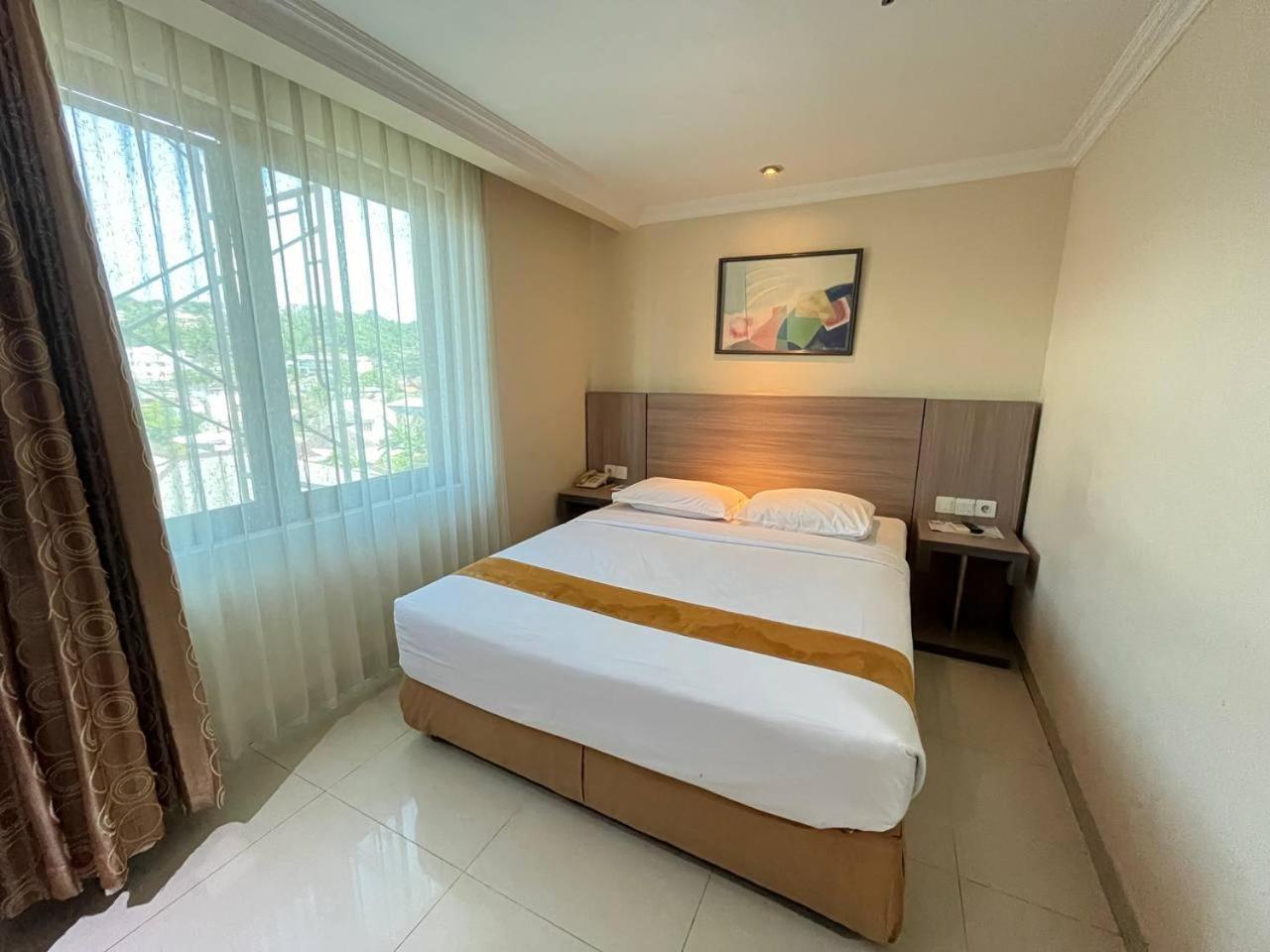 Manise Hotel Ambon Esterno foto