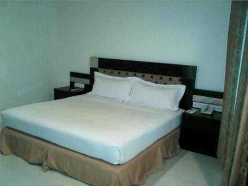 Manise Hotel Ambon Esterno foto
